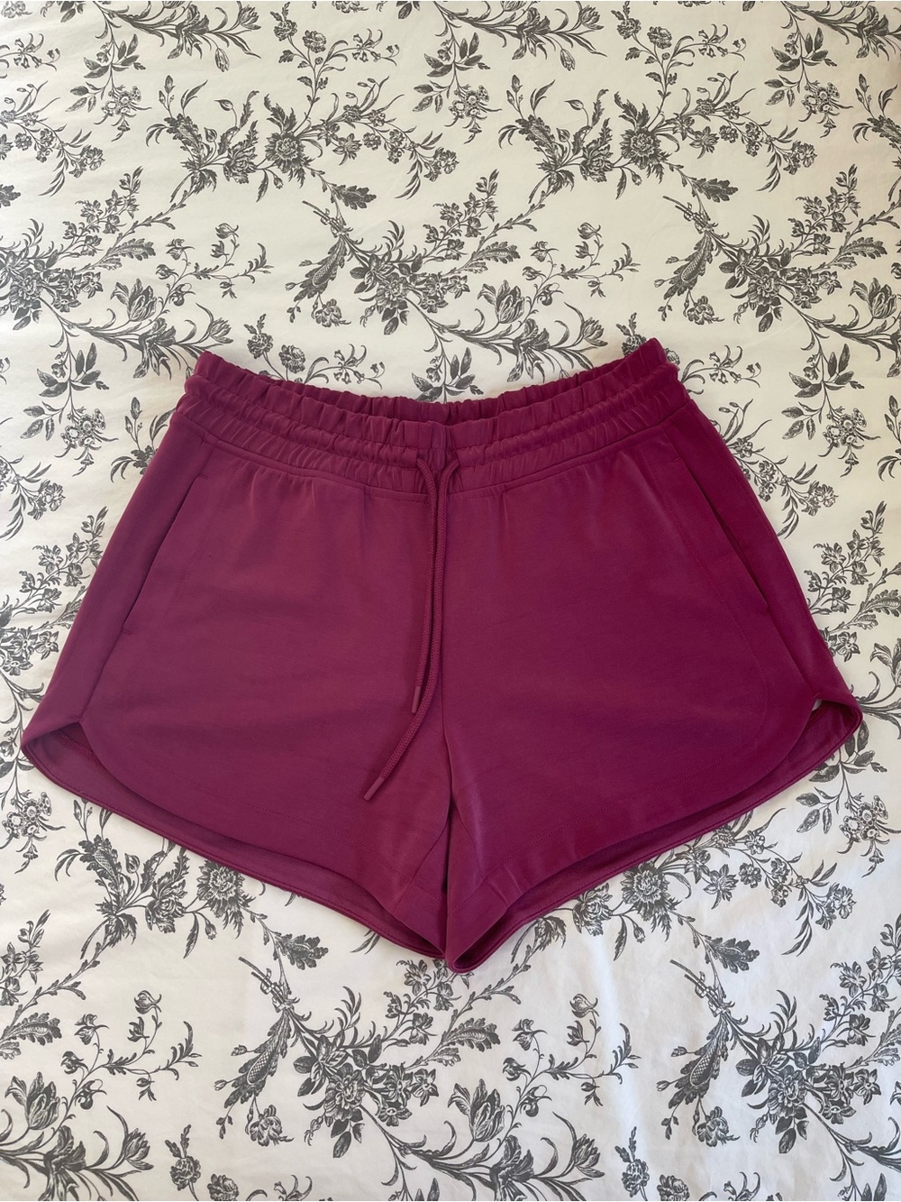 Athleta Seasoft Mid Rise 4” Shorts